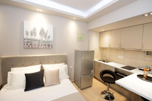 a room with a bed and a sink and a kitchen at Motivo Cozy House in Kanoni
