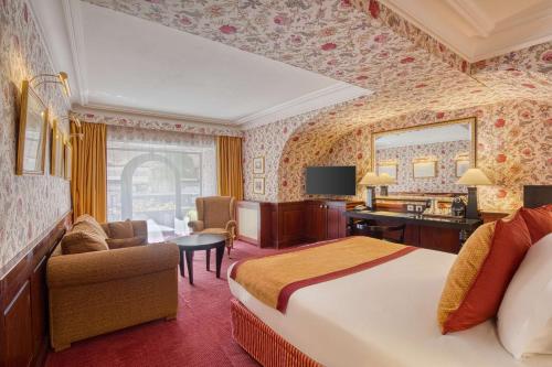 a hotel room with a bed and a desk at Grand Hotel de l'Opera - BW Premier Collection in Toulouse