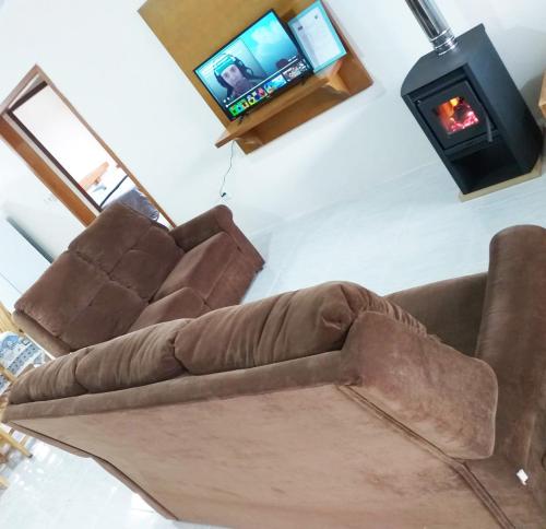 Uma TV ou centro de entretenimento em Cantinho do Sossego III - Com Lareira