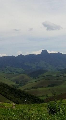 a view of a green valley with mountains in the background at Gran Camping Cabanas da Fazenda in Visconde De Maua