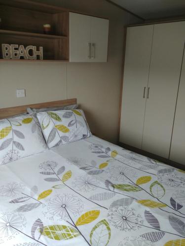 Un pat sau paturi într-o cameră la Newquay Bay Resort, Porth