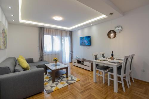 a living room with a couch and a table at Bora Bora Apartmani Zlatibor in Zlatibor