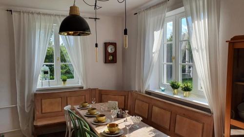 A restaurant or other place to eat at Nasz Dębowiec - dom dla 15 osób, sauna, widok na staw, blisko stoków