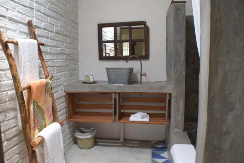 A bathroom at Finca del Pomar