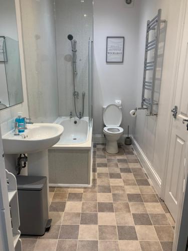Bilik mandi di Gateshead Serviced Apartment Ideal for Contractors and Vacationing