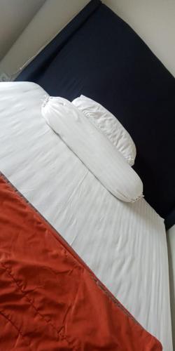 Postel nebo postele na pokoji v ubytování Apartemen Springlake Summarecon Bekasi-By Bu Johan