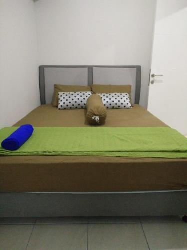 Postel nebo postele na pokoji v ubytování Apartemen Springlake Summarecon Bekasi-By Bu Johan