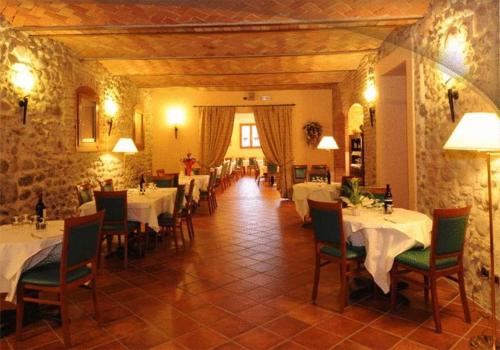 un restaurante con mesas y sillas en una habitación en Hotel La Spia D'Italia, en Solferino