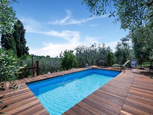 uma piscina num deque de madeira ao lado de um deque de madeira em Belvilla by OYO Villa Rose em Cecina