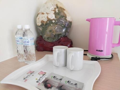 a table with two cups and a pink blender at 陶陶居商旅 Tautauchu Hotel in Hualien City
