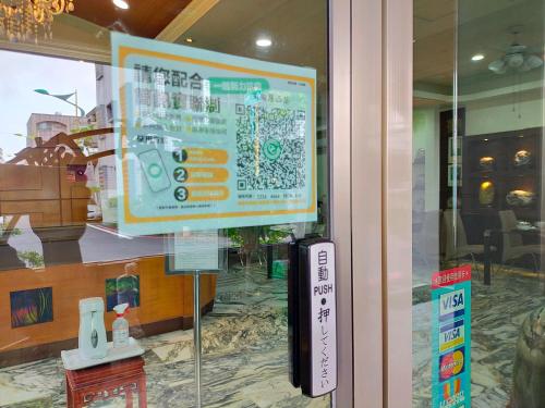 a window of a store with a sign in it at 陶陶居商旅 Tautauchu Hotel in Hualien City