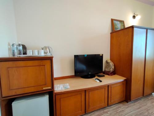 a room with a desk with a television on it at 陶陶居商旅 Tautauchu Hotel in Hualien City