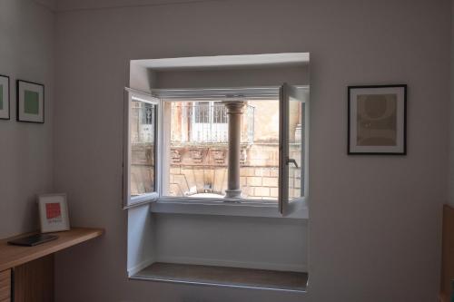 a window in a room with a window sill at Sognalibro Bed and Books in Ragusa