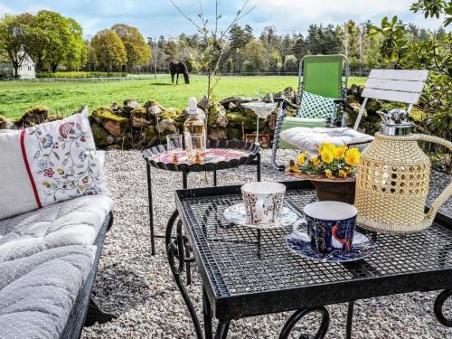 un patio con sofá, mesa y sillas en 5 person holiday home in TOSTARED, en Tostared