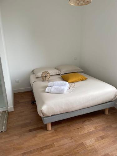 a bed in a room with two towels on it at Le Poulorio 10 - T2 - Proche Gare By Locly in Lorient