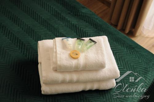 a pile of white towels on top of a bed at Dom Oleńka- Kaszuby, weekend, wakacje, sauna, jacuzzi, jezioro in Garcz