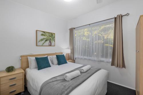 A bed or beds in a room at Ocean Park Motel & Holiday Apartments