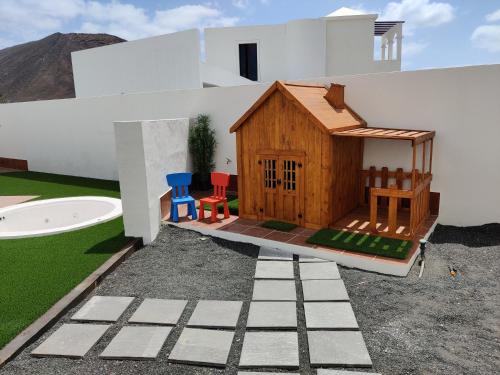 model domku zabaw z dwoma krzesłami w obiekcie Villa Lanzarote Deluxe & Spa Pool w mieście Playa Blanca