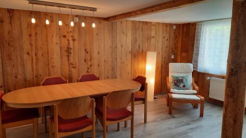 ein Esszimmer mit einem Holztisch und Stühlen in der Unterkunft Berner Oberland Am Thunersee in Därligen