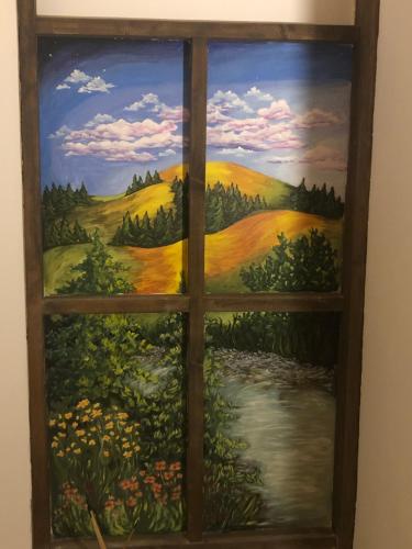 ein Fenster mit Blick auf ein Gemälde in der Unterkunft U Włochów Różanka koło Międzylesia Przyjazny zwierzętom domowym in Mittelwalde