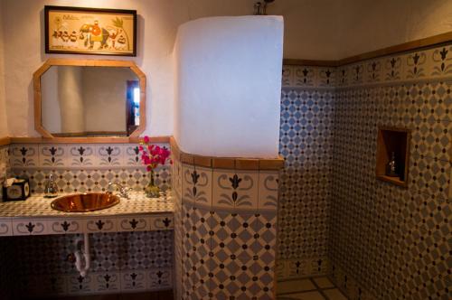 a bathroom with a sink and a mirror at El Diplomatico Feo - The Ugly Diplomat in San Pablo