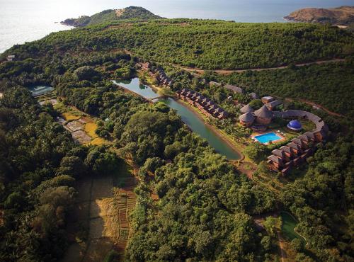 ゴカルナにあるSwaSwara Wellness - A CGH Earth Experience, Gokarnaのリゾートと川の空中を望む