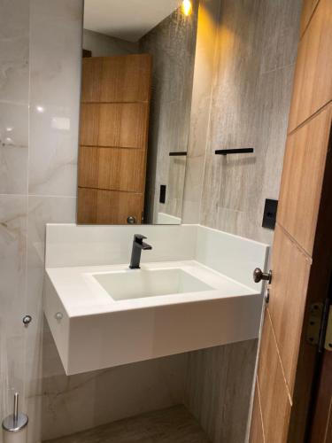 Residencial Bali Bahia Apto Alto Padrão BATUR 106 tesisinde bir banyo