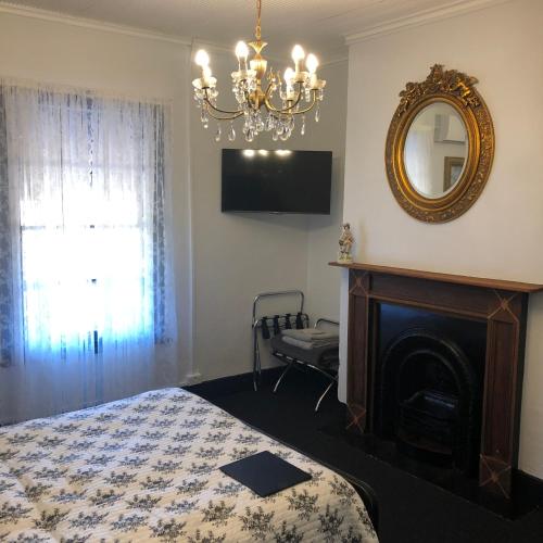 Una cama o camas en una habitación de Toodyay Manor
