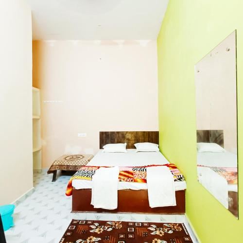 een slaapkamer met een bed met handdoeken erop bij hari Darshan in Orchha