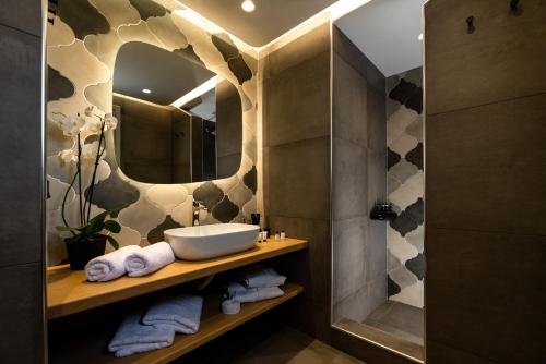 Ett badrum på Modern Dome Homes Of Santorini