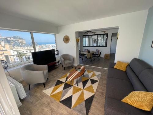 O zonă de relaxare la T3 Bis - 4 Etoiles Rooftop et Vue Mer - Bellevue Biarritz