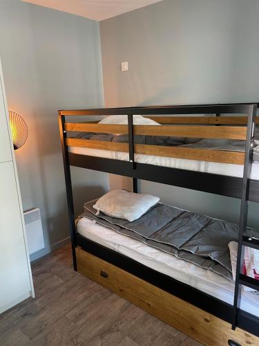 quelques lits superposés dans une chambre dans l'établissement T3 Bis - 4 Etoiles Rooftop et Vue Mer - Bellevue Biarritz, à Biarritz