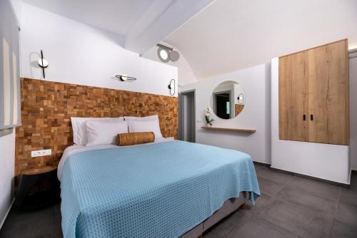 Rúm í herbergi á Modern Dome Homes Of Santorini