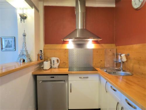 a kitchen with a sink and a stove at Loft centre ville de Montrichard Chateaux Zoo in Montrichard