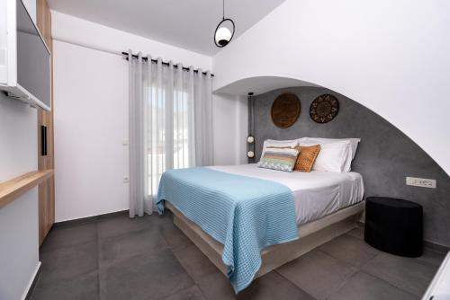 Letto o letti in una camera di Modern Dome Homes Of Santorini