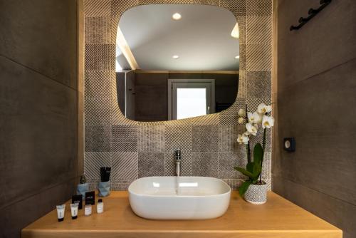 Bagno di Modern Dome Homes Of Santorini
