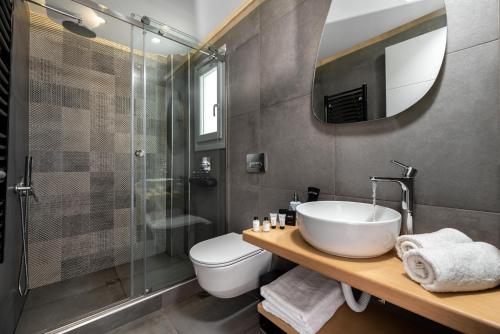 Bagno di Modern Dome Homes Of Santorini