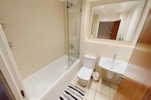a bathroom with a toilet and a sink and a shower at 1 Bedroom City Centre Apartment - Sleeps 4 Free Parking in Newcastle upon Tyne