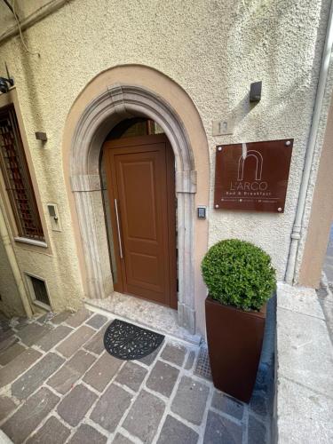 an entrance to a building with a brown door at L’Arco Bed&Breakfast in Avigliano