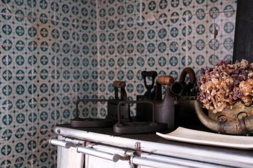 cocina con fogones, hervidor de agua y un tazón de flores en Casa Do Lavre, en Lavre