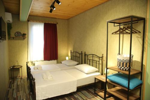 Giường trong phòng chung tại Tbilisi Stories Hotel