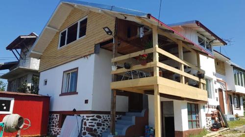 ein Haus im Bau mit der Vorderseite in der Unterkunft Victoriei 35B in Curtea de Argeş