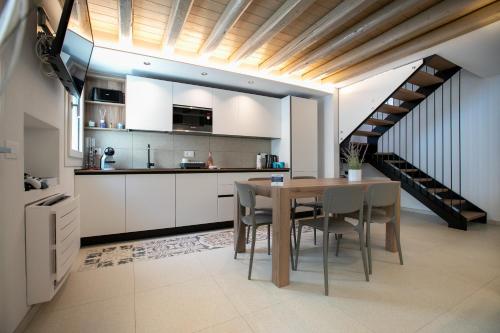 uma cozinha e sala de jantar com mesa e cadeiras em Casa Boscolo Family - Luxury House em Chioggia
