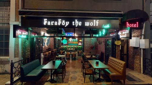 ein Restaurant mit Tischen und Stühlen und ein Schild, das den Wolf liest in der Unterkunft The Wolf Hotel in Istanbul