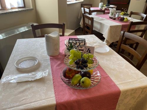 帕杜拉的住宿－B&B NONNO MICHELE，桌子上放着一碗水果的桌子