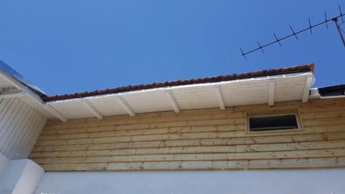 einem Dach eines Gebäudes mit Fenster in der Unterkunft Victoriei 35B in Curtea de Argeş
