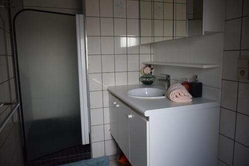 biała łazienka z umywalką i blatem w obiekcie Piece of Race w mieście Francorchamps