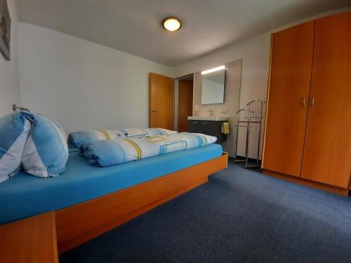 Giường trong phòng chung tại Apartments Alpenfirn Saas-Fee