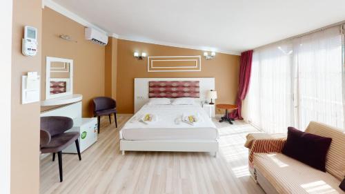 Una cama o camas en una habitación de The Wolf Hotel