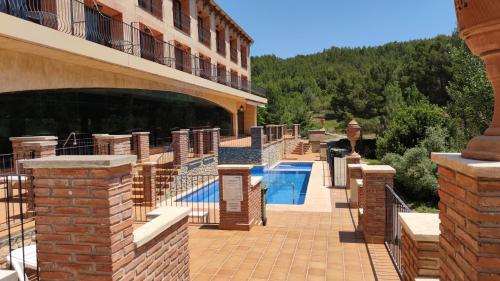 Blick auf ein Gebäude mit Pool in der Unterkunft La Figuerola Hotel & Restaurant in Vandellós